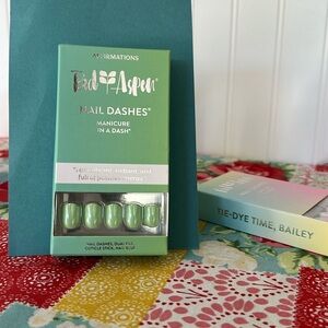 Red Aspen nail dashes short length color is Lolli is vibrant. It is pale green.